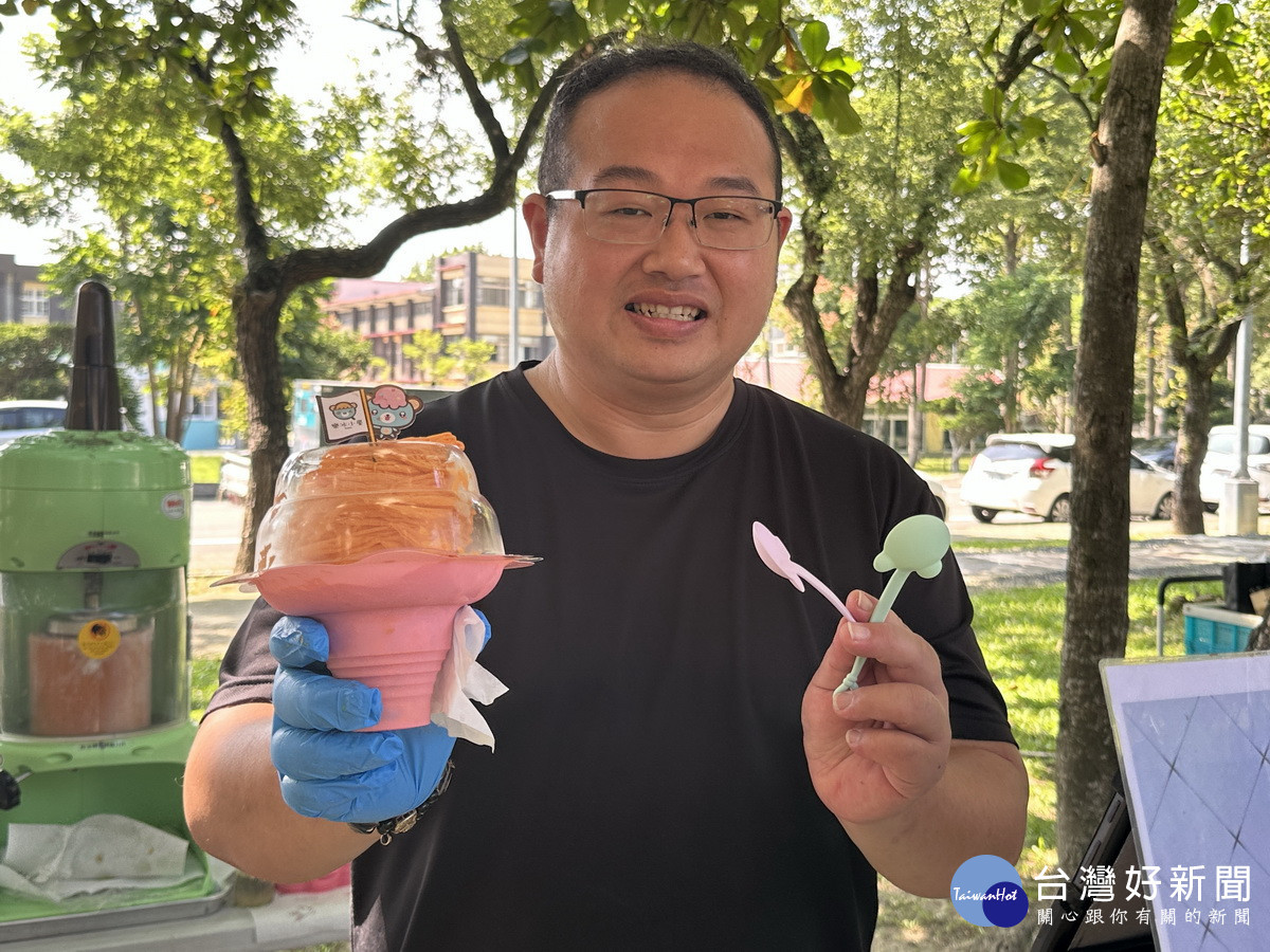 各家業者端出拿手產品,如木鱉果冰淇淋口感頗特別。(記者扶小萍攝)