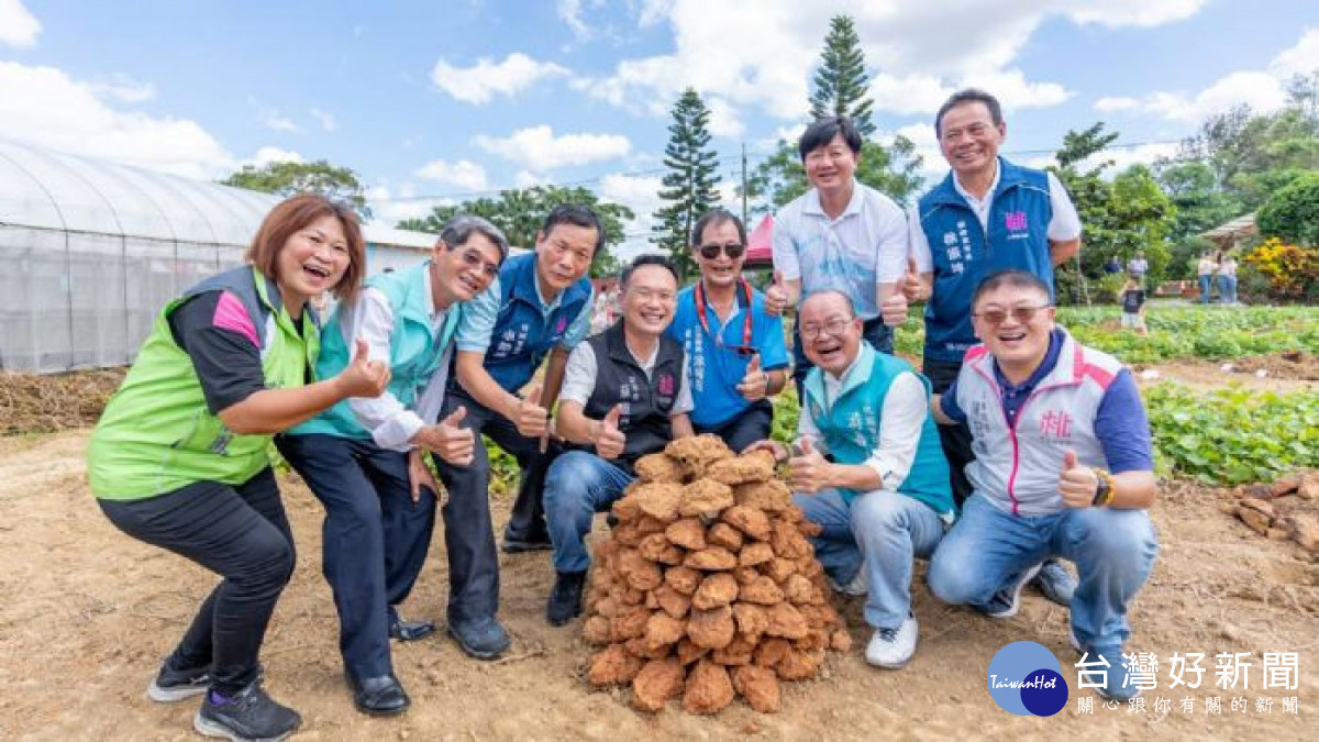 蘇副市長與貴賓一起焢窯體驗。<br /><br /> <br /><br />