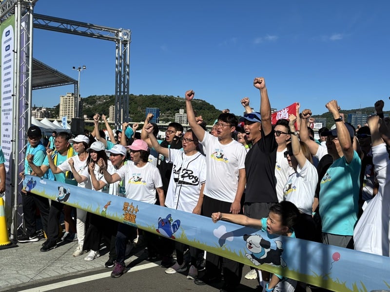 民眾黨19日舉辦「眾力加速度親子路跑」活動,立委黃國昌(左8)、民眾黨秘書長周榆修(左7)、台中市府顧問蔡壁如(左6)等人都到場參加。中央社