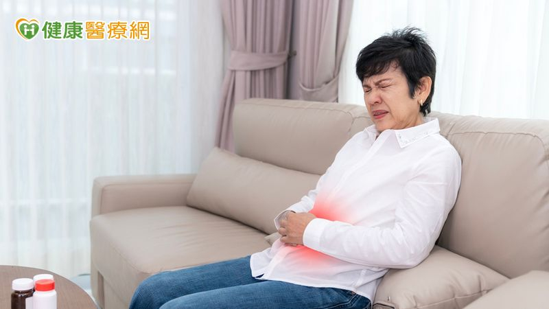 五旬婦嗑鍋後腹痛不理蔓延到後背　竟是「膽結石阻塞」作怪！