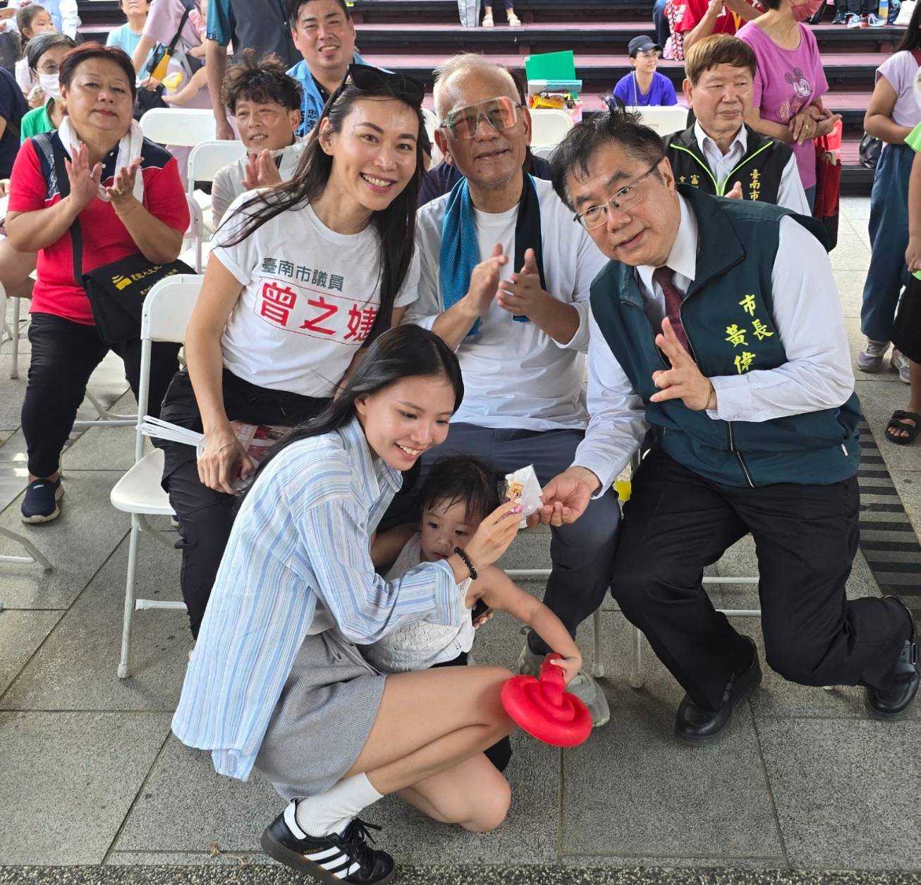 ▲市長黃偉哲向活動創辦人曾順良(中)致意，肯定良友盃兒童繪畫比賽對台南市的貢獻，左為議員曾之婕。（議員曾之婕服務處提供）