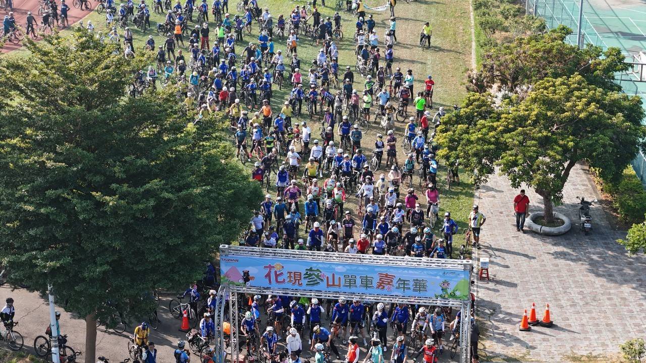 ▲「2024花現參山單車嘉年華」活動，由知名單車網紅Linda與舒舒領騎，騎行路線穿越稻田、鐵道等地，讓參與者享受田園風光。（記者張溎壕攝）