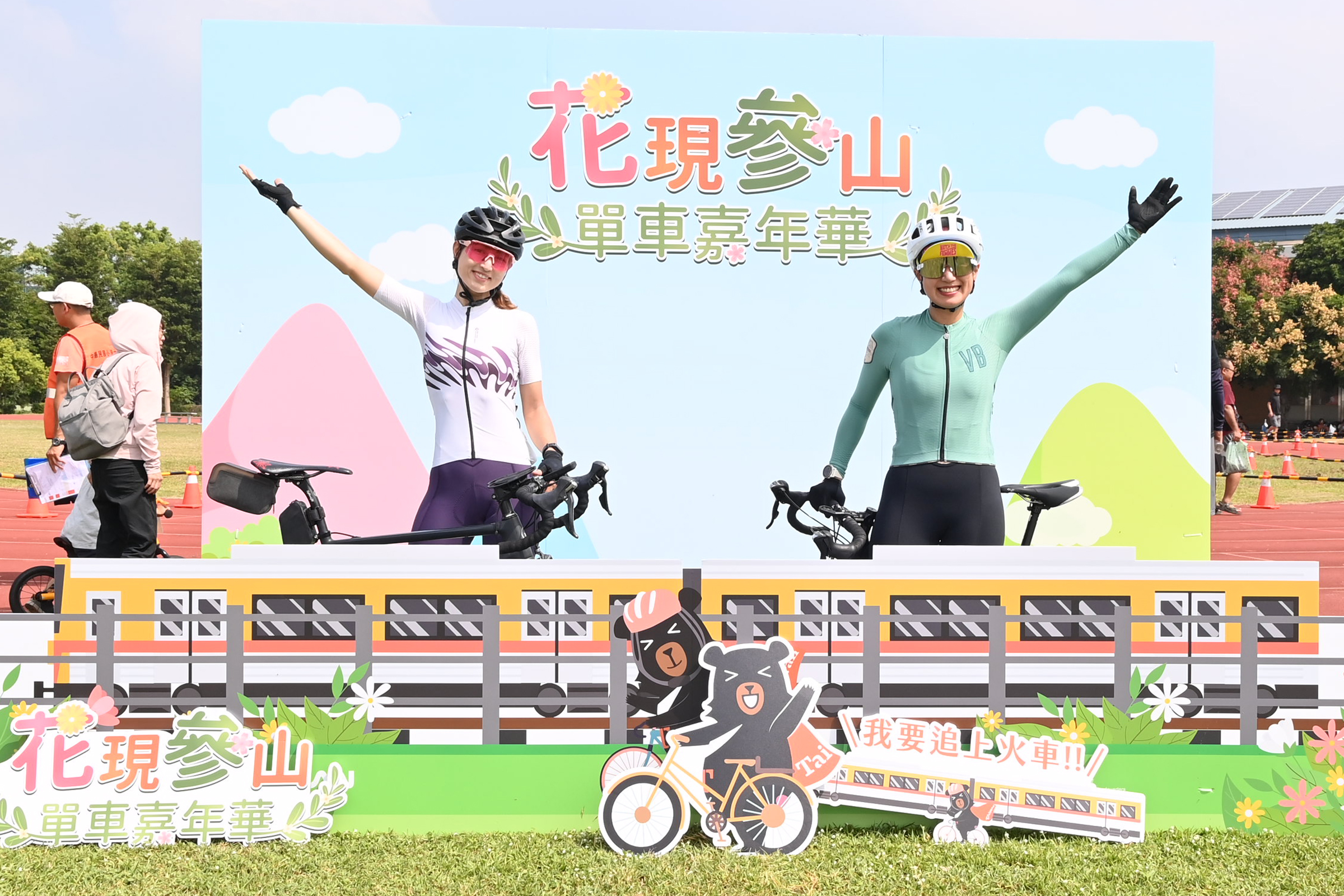 ▲「2024花現參山單車嘉年華」活動，由知名單車網紅Linda與舒舒領騎，騎行路線穿越稻田、鐵道等地，讓參與者享受田園風光。（記者張溎壕攝）