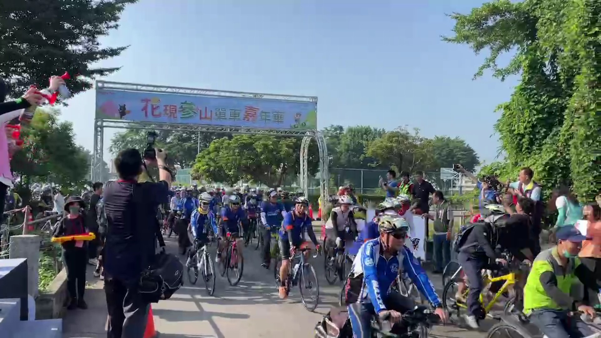 ▲「2024花現參山單車嘉年華」活動，由知名單車網紅Linda與舒舒領騎，騎行路線穿越稻田、鐵道等地，讓參與者享受田園風光。（記者張溎壕攝）