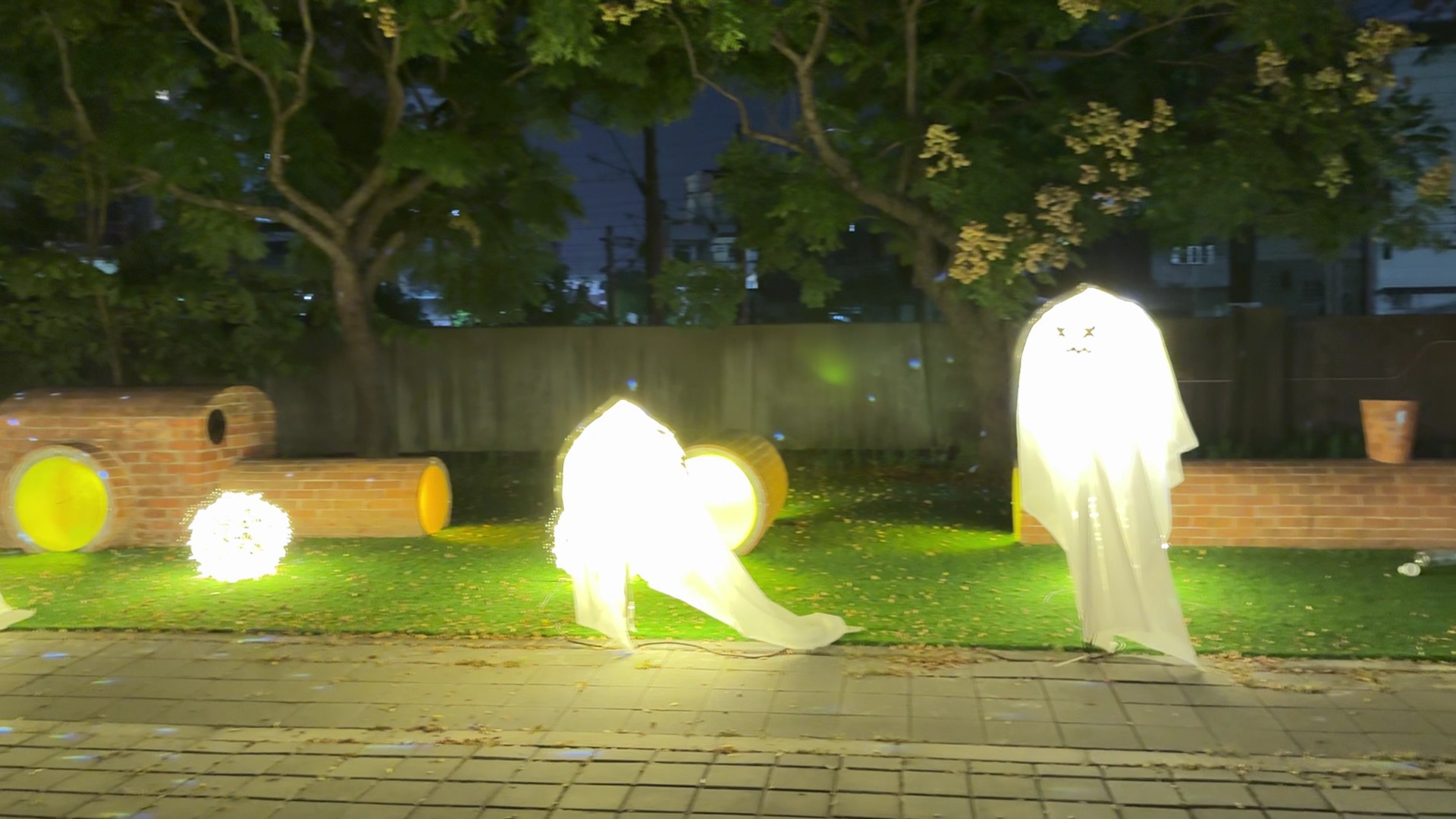 ▲彰化後火車站出現阿飄，也有殭屍跳！原來是在搞鬼，今年彰化市公所的萬聖節活動設計了「精靈愛扇庫．軌城奇談」活動。（記者張溎壕攝）