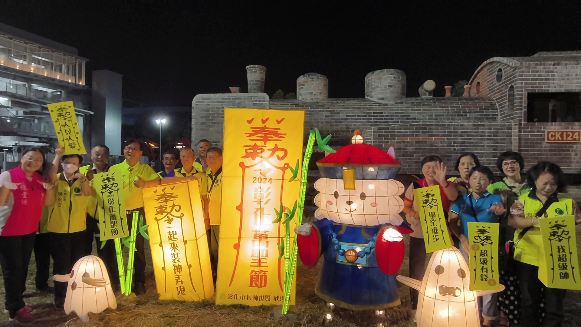 ▲彰化後火車站出現阿飄，也有殭屍跳！原來是在搞鬼，今年彰化市公所的萬聖節活動設計了「精靈愛扇庫．軌城奇談」活動。（記者張溎壕攝）