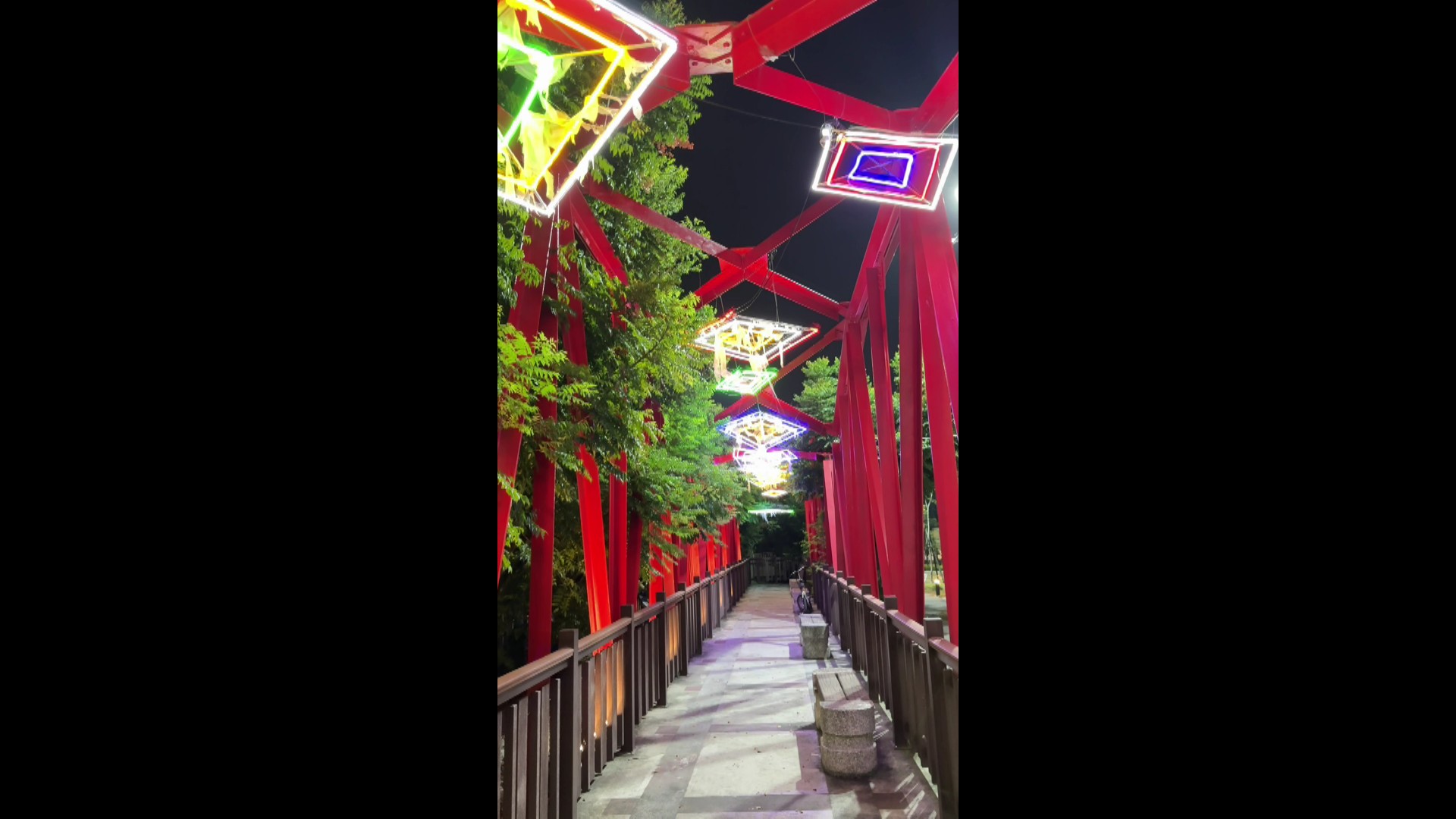 ▲彰化後火車站出現阿飄，也有殭屍跳！原來是在搞鬼，今年彰化市公所的萬聖節活動設計了「精靈愛扇庫．軌城奇談」活動。（記者張溎壕攝）