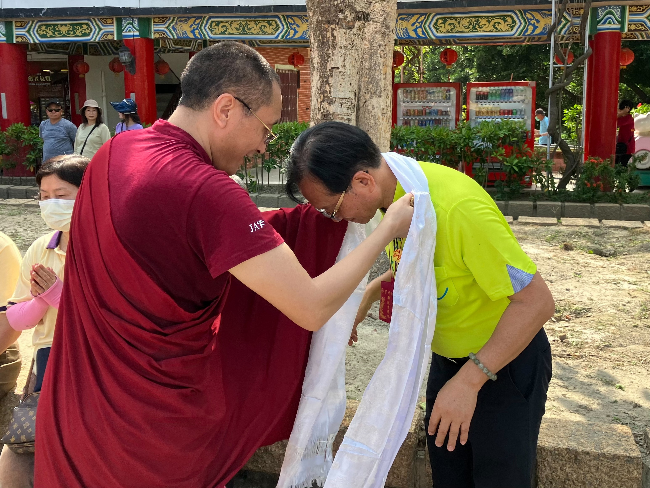 ▲仁波切在八卦山曬大佛現場為彰化市開化寺管理人林世賢加持披上哈達。（記者張溎壕攝）