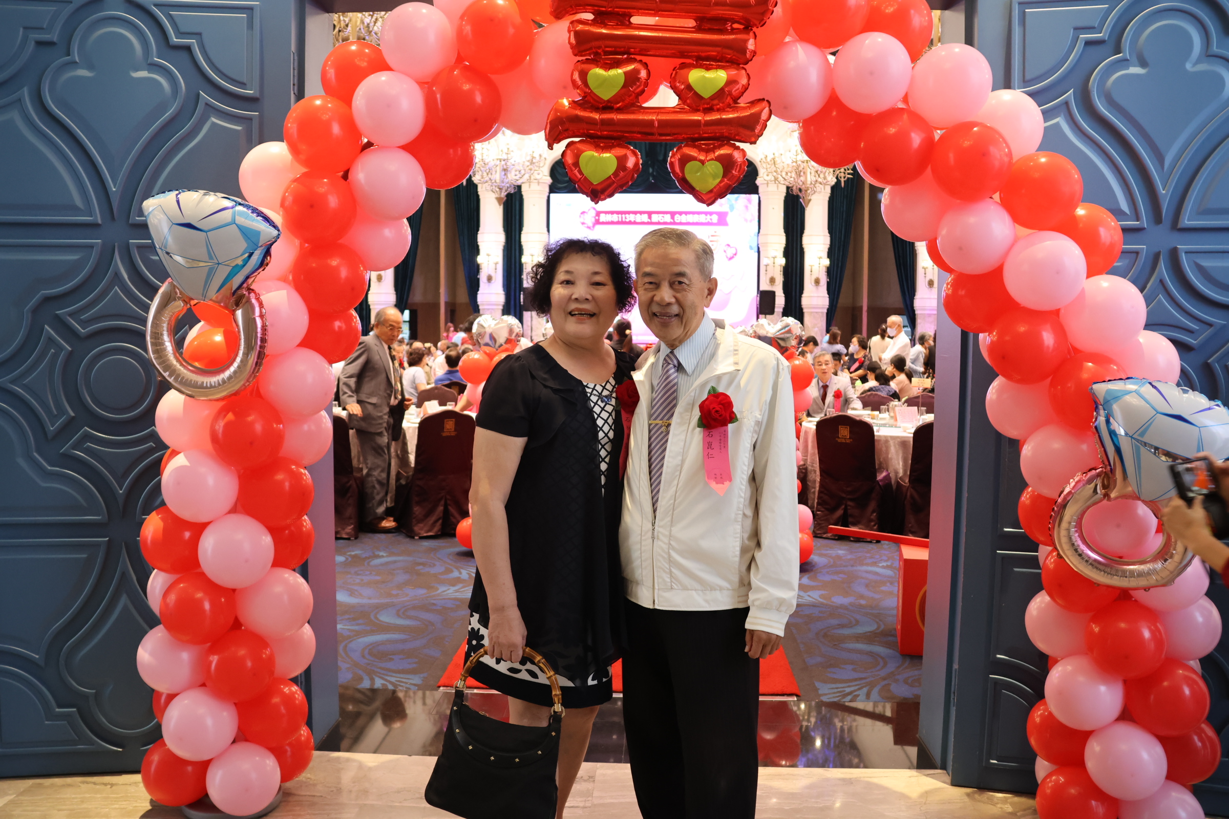 ▲員林市公所於皇潮鼎宴禮宴會館舉辦113年金婚、鑽石婚及白金婚表揚活動，見證楷模夫妻攜手走過半世紀的幸福旅程。（記者張溎壕攝）