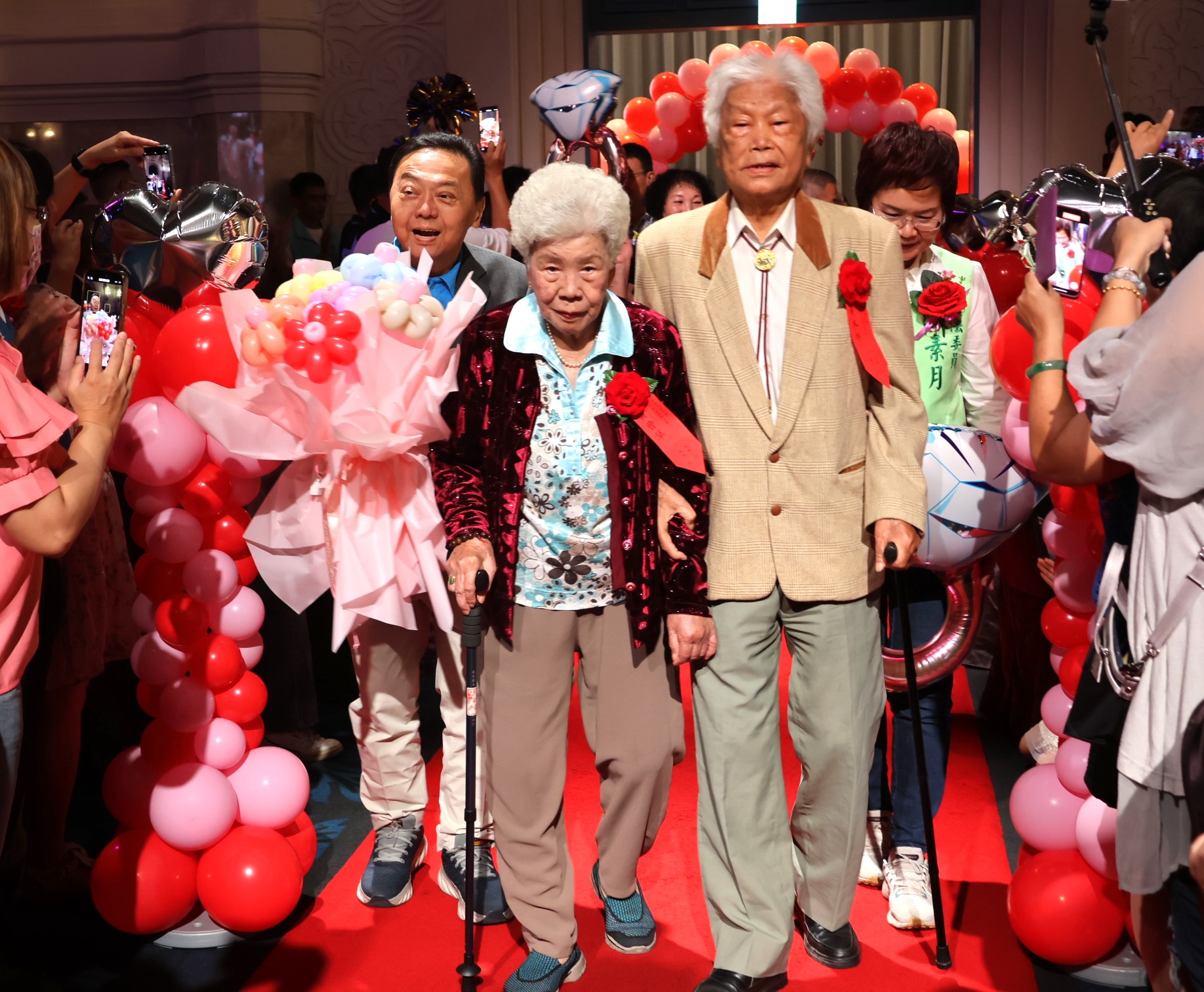 ▲員林市公所於皇潮鼎宴禮宴會館舉辦113年金婚、鑽石婚及白金婚表揚活動，見證楷模夫妻攜手走過半世紀的幸福旅程。（記者張溎壕攝）