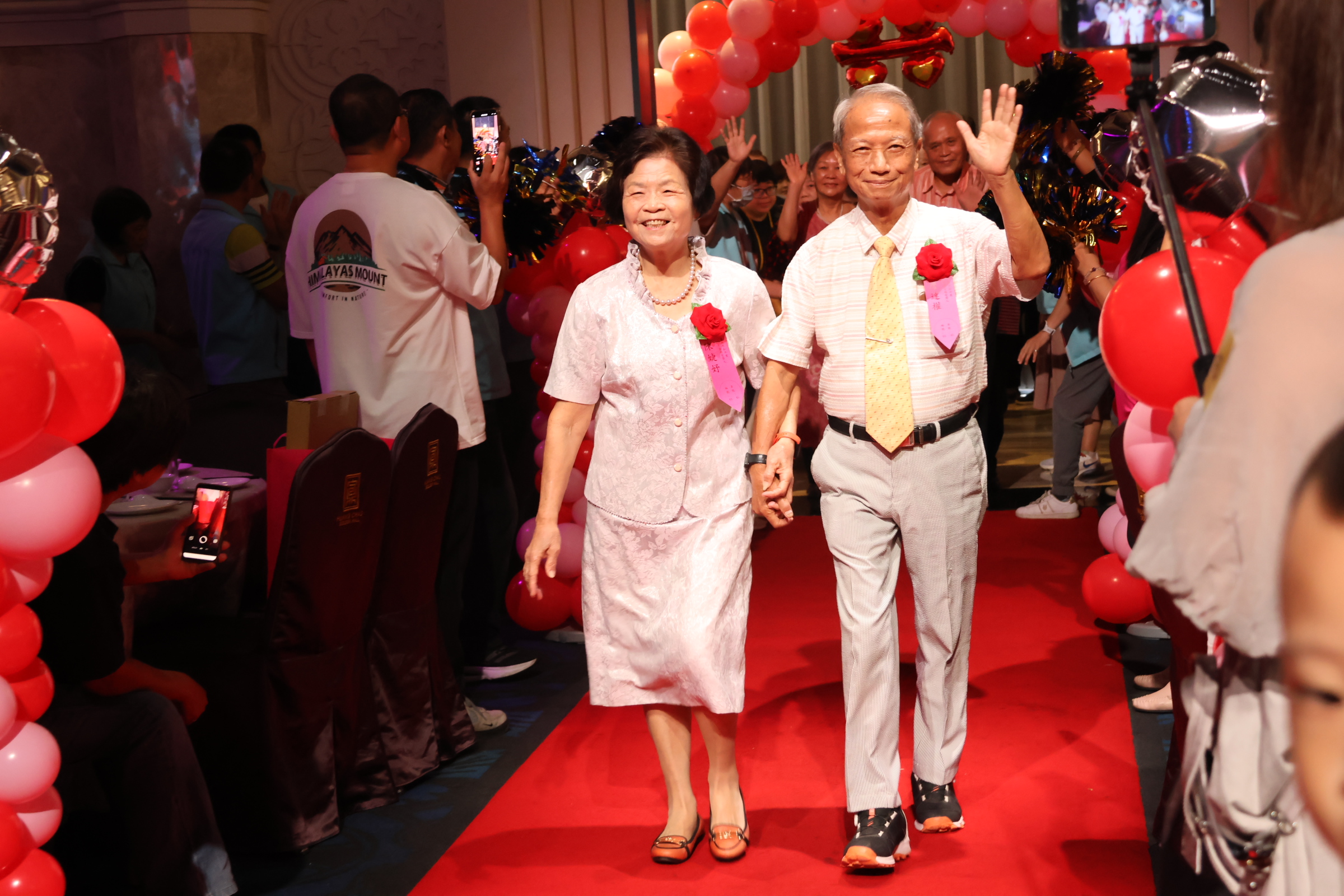 ▲員林市公所於皇潮鼎宴禮宴會館舉辦113年金婚、鑽石婚及白金婚表揚活動，見證楷模夫妻攜手走過半世紀的幸福旅程。（記者張溎壕攝）