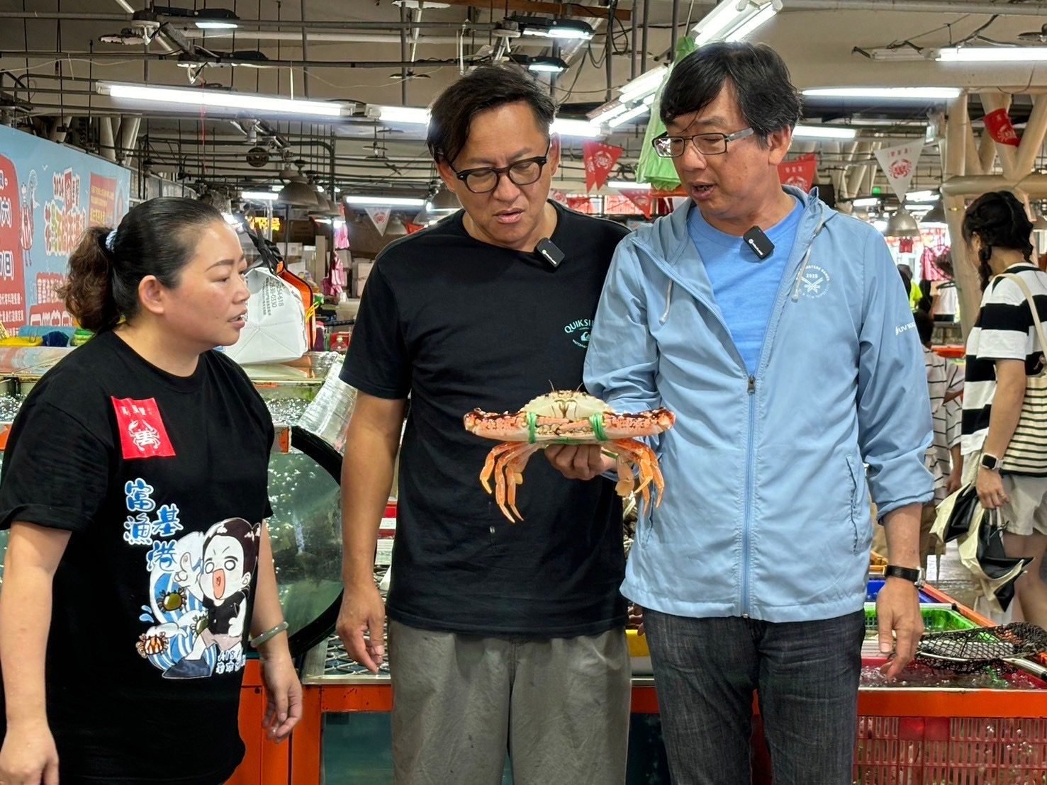 詹姆士現身富基漁港 「亞洲萬里蟹大賞」免費試吃