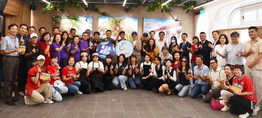 ▲明道中學55周年校慶,為全臺高中餐飲科唯一手工巧克力專業教室「巧心坊」,舉辦揭幕儀式合影。(記者林明佑翻攝)