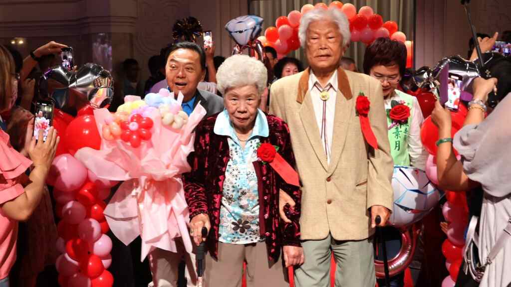 ▲員林市公所於今天舉行113年度金婚、鑽石婚及白金婚表揚活動,以古禮迎親形式開場,諾貝爾幼兒園小朋友組成迎親隊伍,讓受表揚的夫妻伴隨音樂緩步登上星光大道。(記者林明佑翻攝)