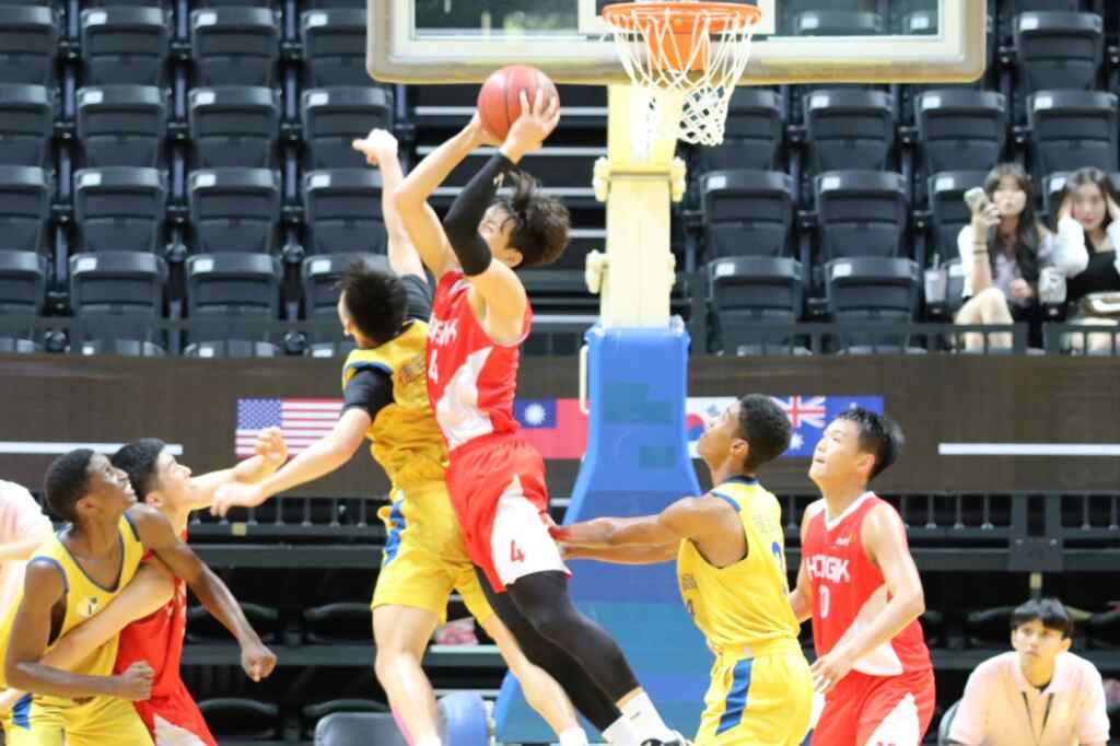 韓國弘益附高在比賽最後一分鐘讀秒階段,抓下關鍵籃板球,朴正雄再度扮演搶救勝利英雄。 (魏冠中攝影)