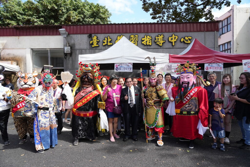 蘆洲紫禁城博物館現場巡迴平安送幸福。