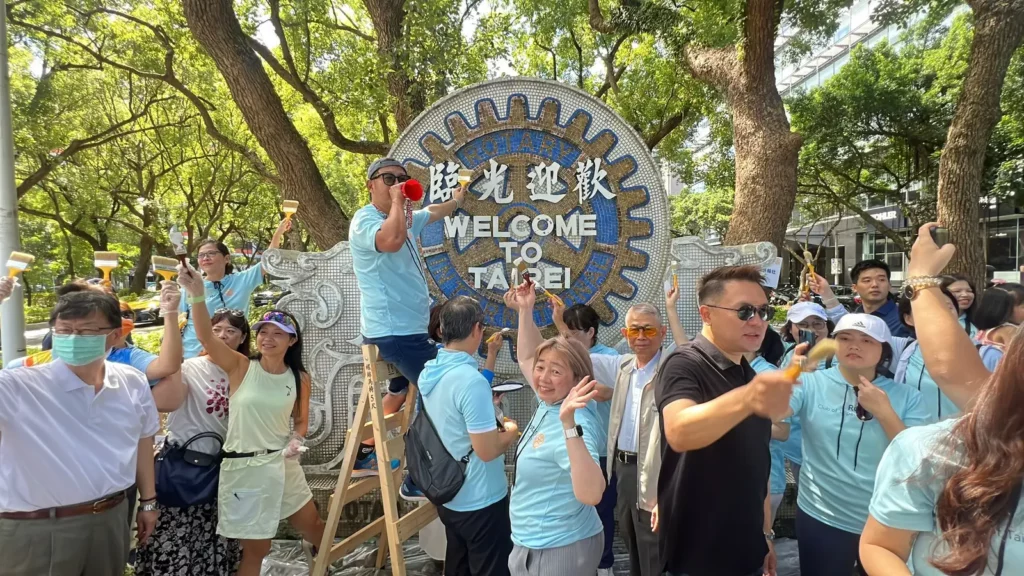 台北台美扶輪社社長楊弘仁（Fred）的號召下，於第 100 次例會當日動員近百位社友進行清潔及粉刷，賦予這項活動非凡的意義。