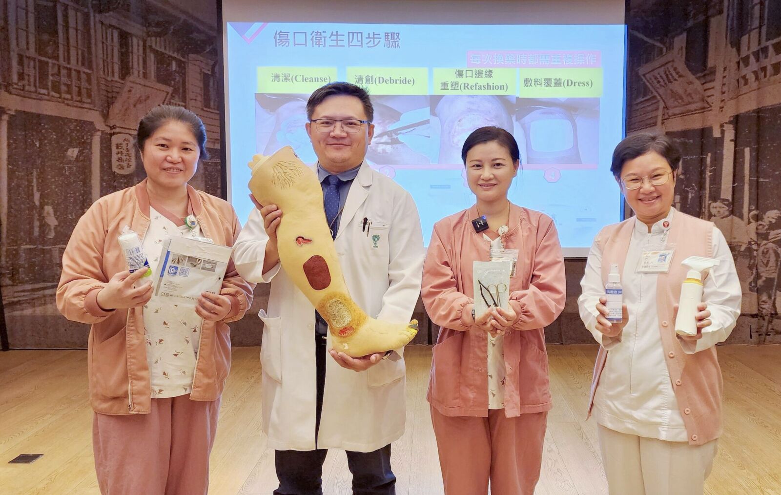 鞋不合腳磨出傷口 誤信偏方「不碰水」！他腳流汁發臭 305