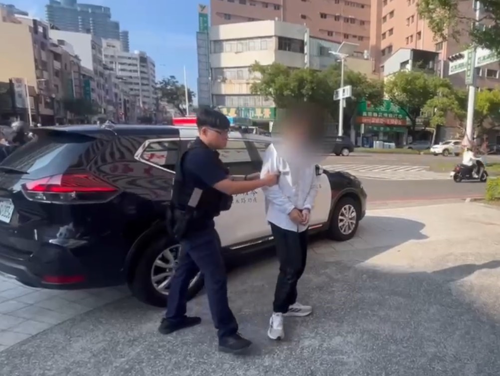 提領逾1400萬元買黃金 警拿假金條誘逮19歲面交車手 286 cnews204241019a05