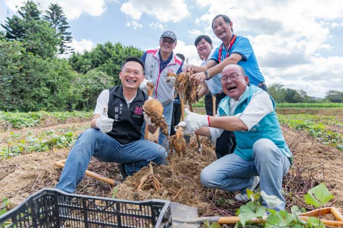 蘇俊賓體驗焢窯下田挖地瓜 力推大園甘藷獲網友熱烈反響 20 65e36d7c 1223 4395 b13e f9db66d6cdca