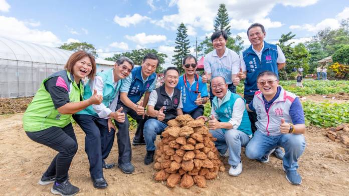 蘇俊賓體驗焢窯下田挖地瓜 力推大園甘藷獲網友熱烈反響 21 6d6154c4 d9b6 4f92 b04f 0dd3e52edbe2