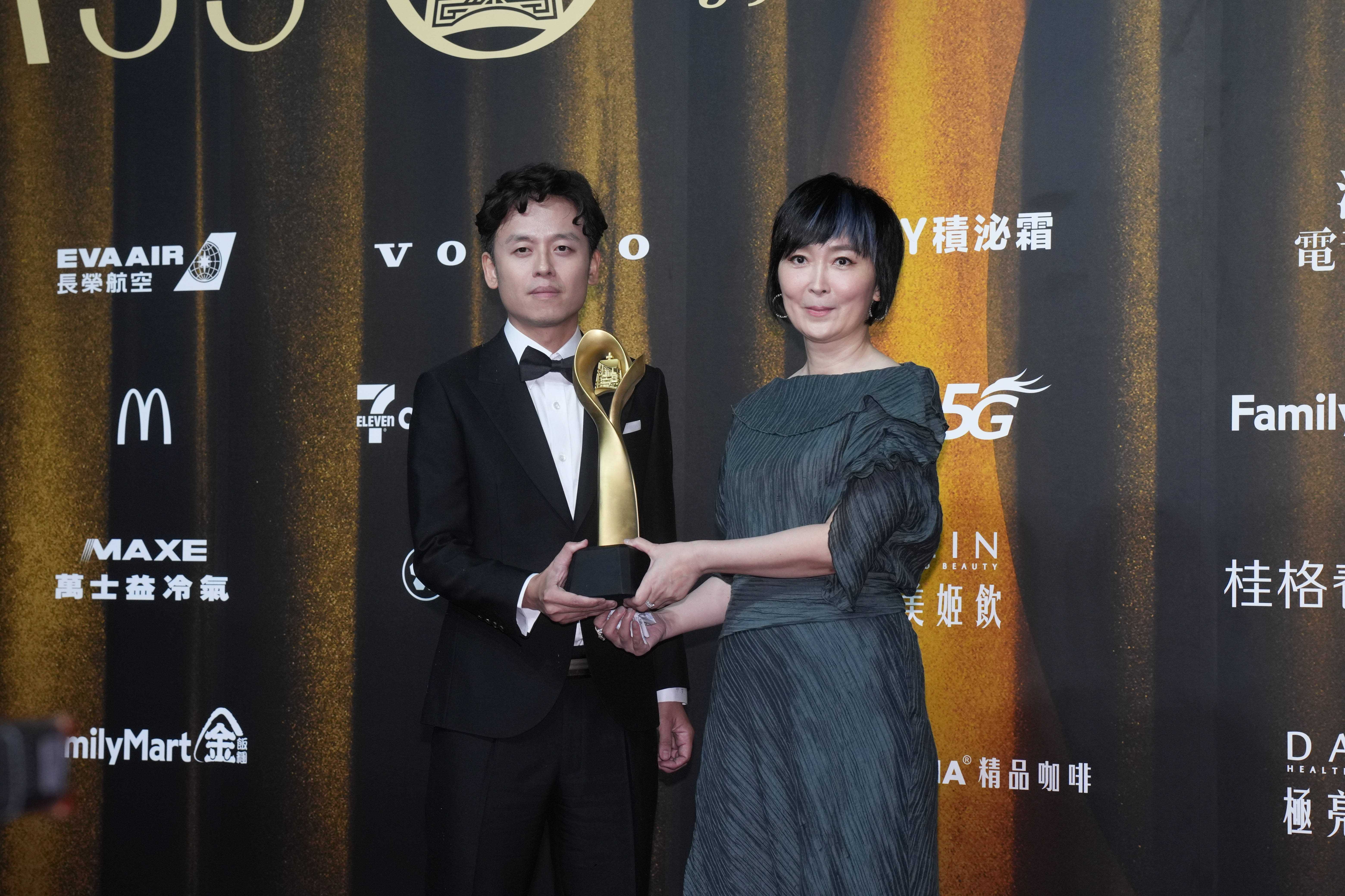 最具人氣戲劇節目獎由「八尺門的辯護人」獲獎,導演唐福睿(左)、監製董成瑜(右)登台領獎。圖/陳思豪、梁鴻欣攝
