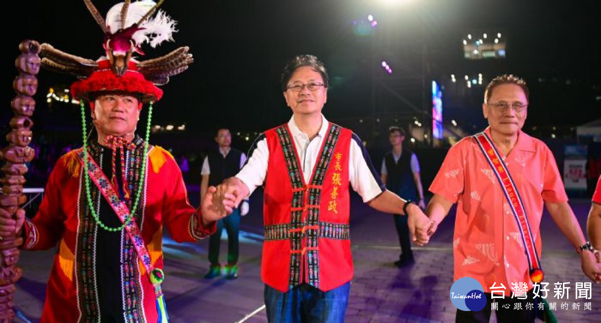 張市長於豐年節活動開心跳舞。