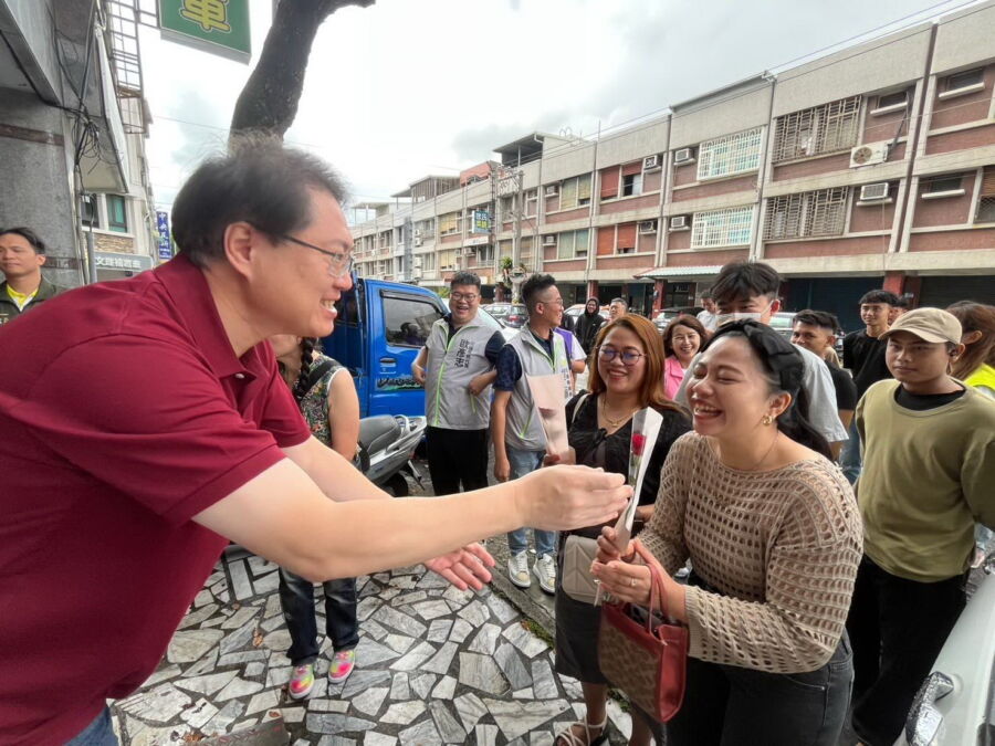 圖/恰逢越南婦女節,民進黨秘書長林右昌也依循越南的文化,準備玫瑰花歲給新住民朋友。(民進黨中央黨部提供)
