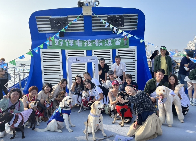 ▲圖 萌寵選手與毛孩爸媽等百人代表團,乘坐遊船巡港傳遞嗷運聖火 。(記者李堂安翻攝)