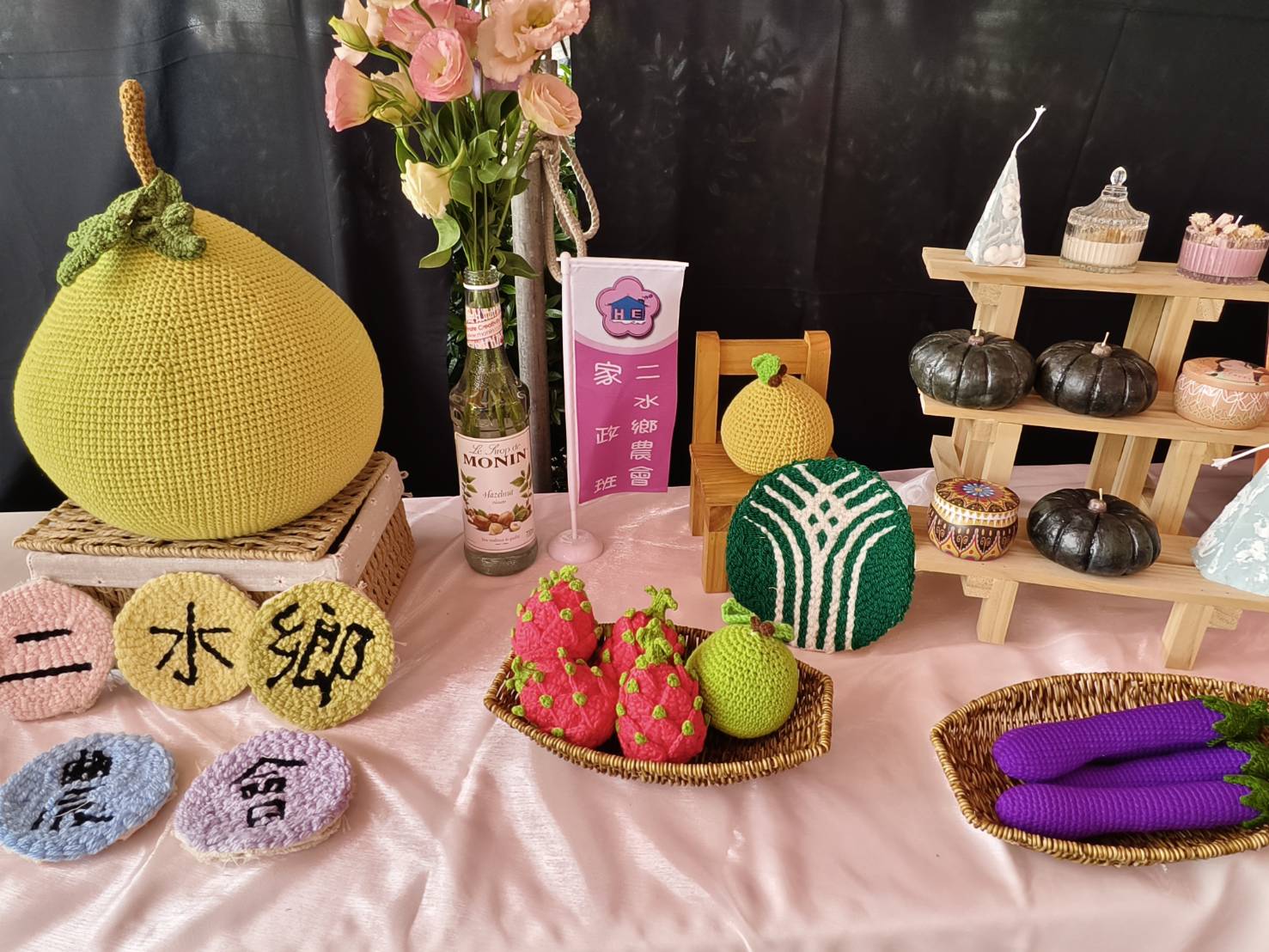▲二水鄉農會舉辦農產推廣活動，協助農民行銷茄子白柚等農產品，有蔬果花藝創作展示、創意料理展示、農特產品展售等。（記者張溎壕攝）