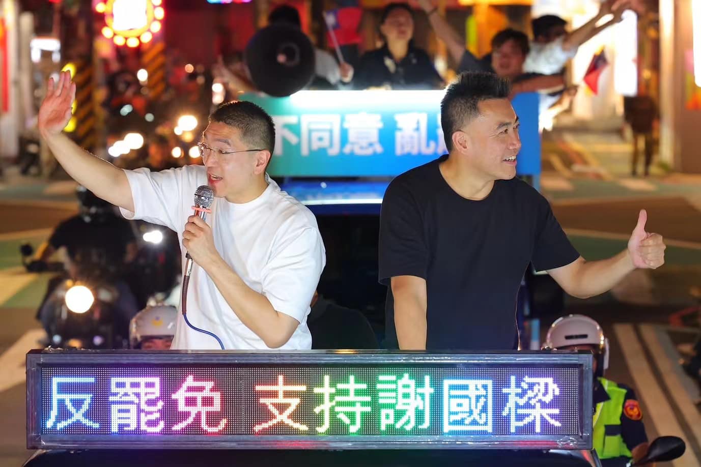 可能是 4 個人、電動滑板車和文字的圖像