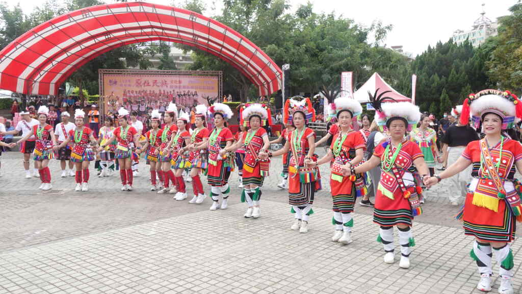 ▲彰化縣原住民族文化節暨傳統體能競技系列活動,今天上午在彰化縣立體育館圓形廣場登場,16族齊聚歌舞熱鬧傳承文化。(記者林明佑攝)