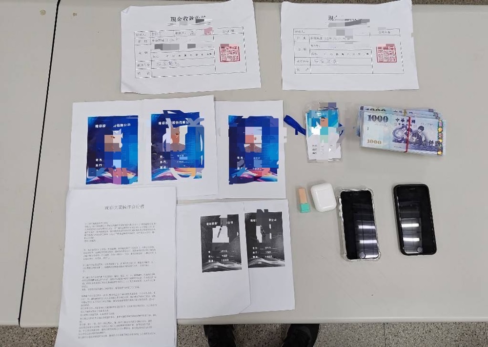 休假警直擊面交逮車手 婦以為遇搶抱40萬元倉皇逃 298 cnews204241020a02