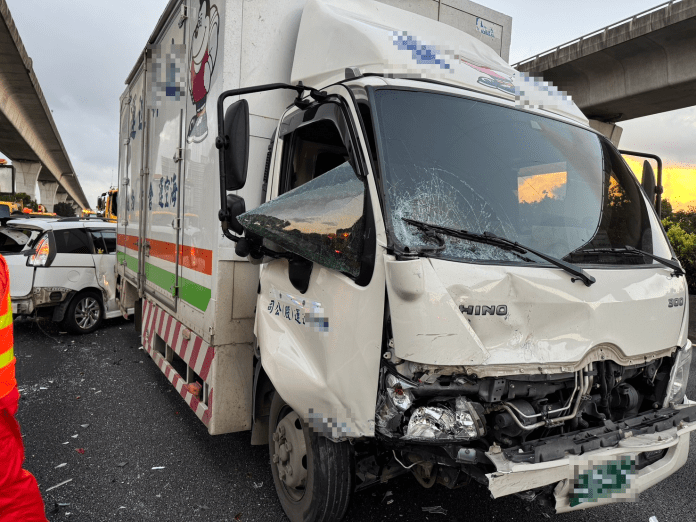 疑未注意車前狀況 國1平鎮段大貨車狠撞3轎車 20 436281
