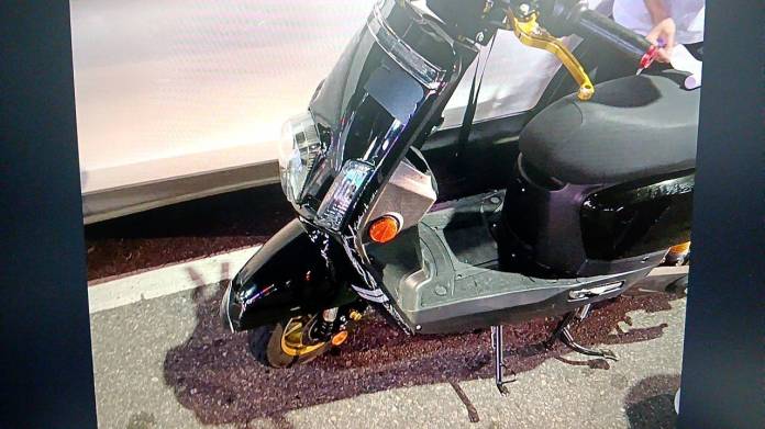 【有片】扯!桃園轎車雙黃線違規迴轉 後方騎士煞車不及慘撞倒地 77 1977023 0