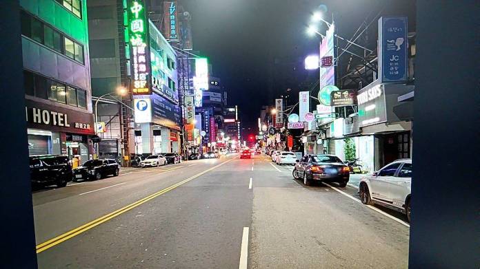 【有片】扯!桃園轎車雙黃線違規迴轉 後方騎士煞車不及慘撞倒地 78 1977024 0