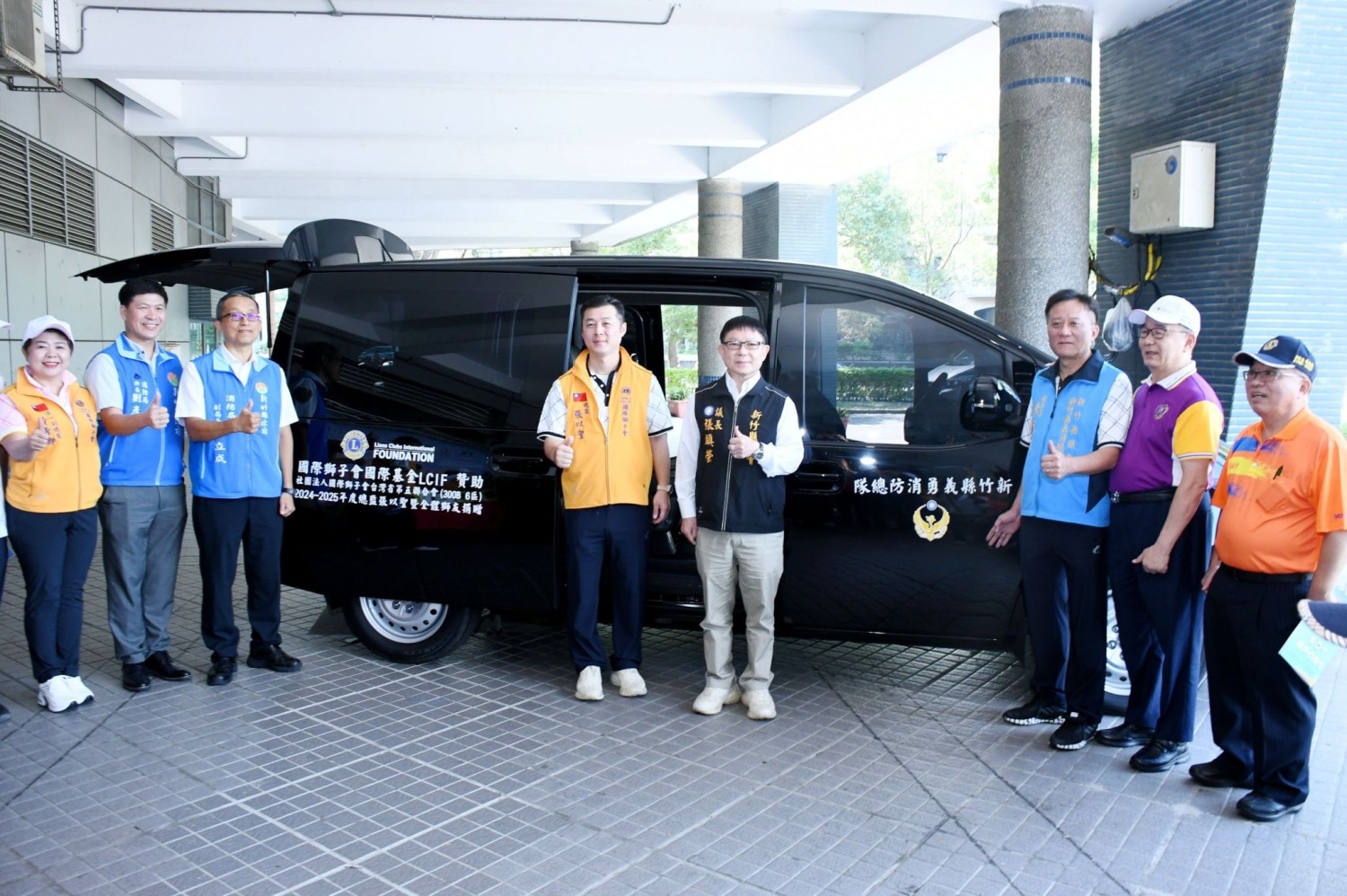 300B6區張以聖總監及全體獅友聯合捐贈救災勘察車及相關設備給新竹縣義勇消防總隊由張鎮榮議長代表授贈。（圖/記者林照東翻攝）