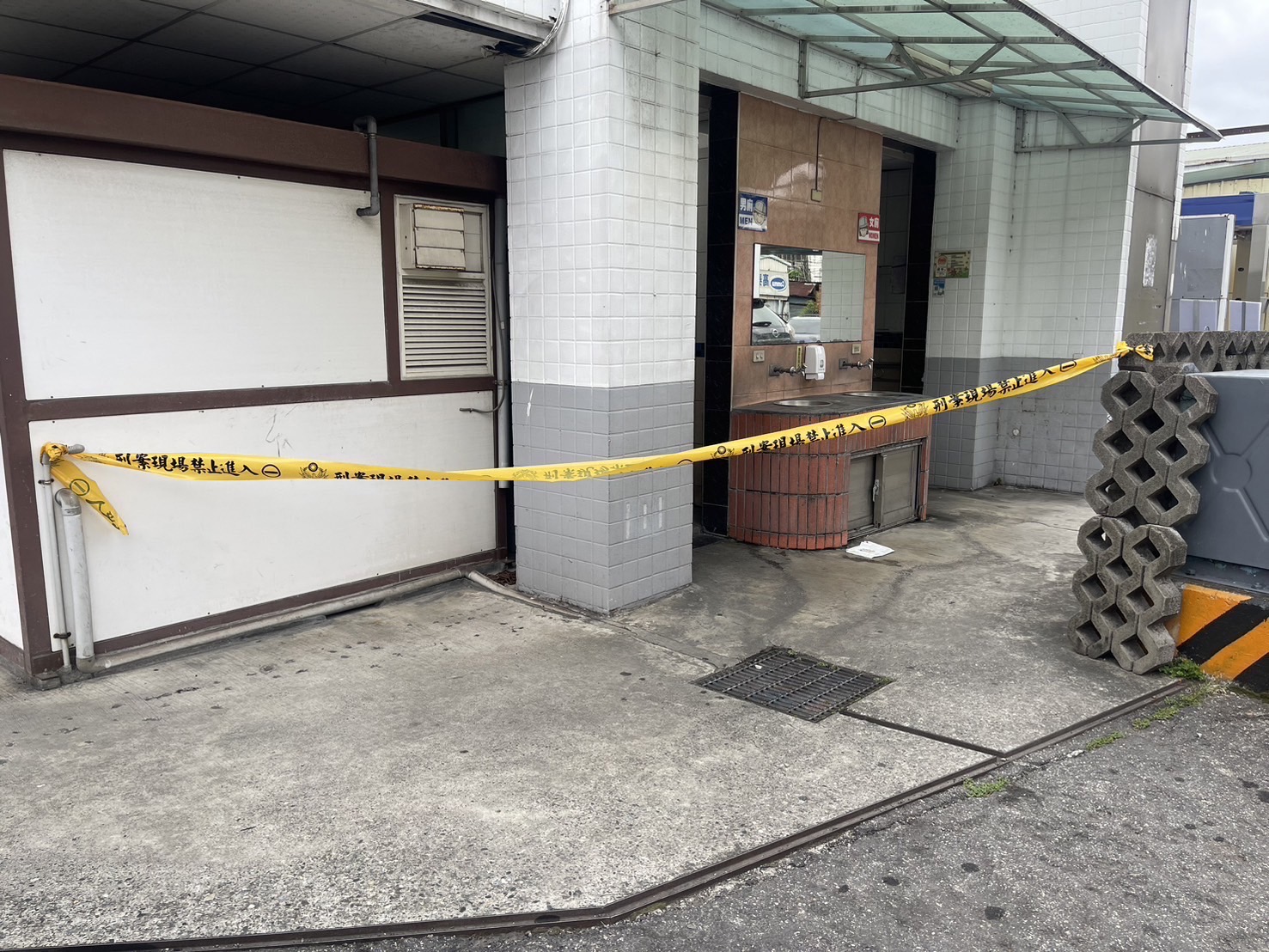 警方於加油站廁所現場拉起封鎖線。(記者徐煜勝翻攝)