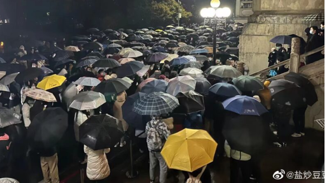 2022年12月4日,武漢大學學生聚集要求學校允許自由返鄉。圖/取自網路