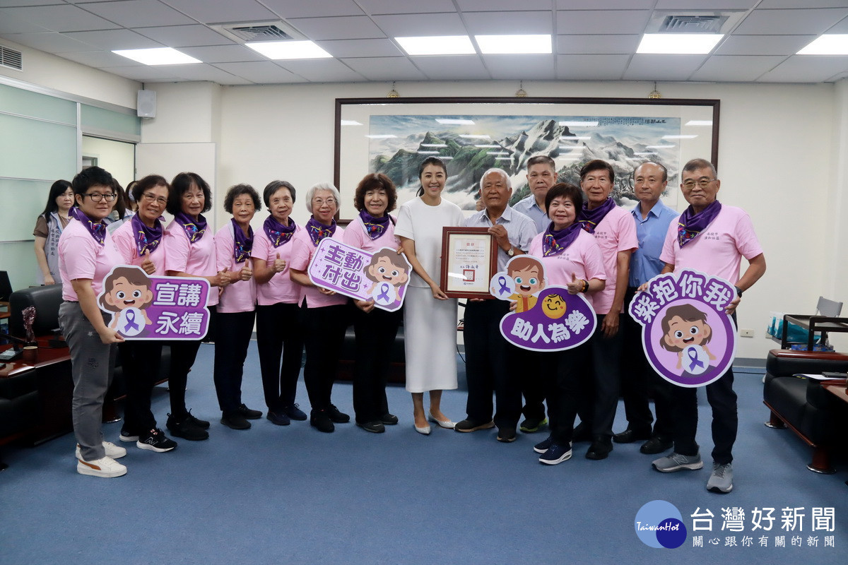 漳和社區與二位宣講師獲獎，許縣長感謝並肯定努力。（記者扶小萍攝）