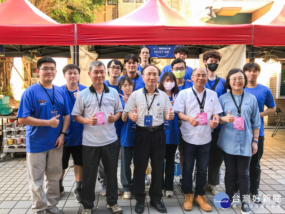 明新科大半導體學院張合院長(前排中)率師生團隊參加第28屆TDK盃,獲得「自動組」冠軍、「遙控組」第二名與第三名,以及佳作等7項大獎。