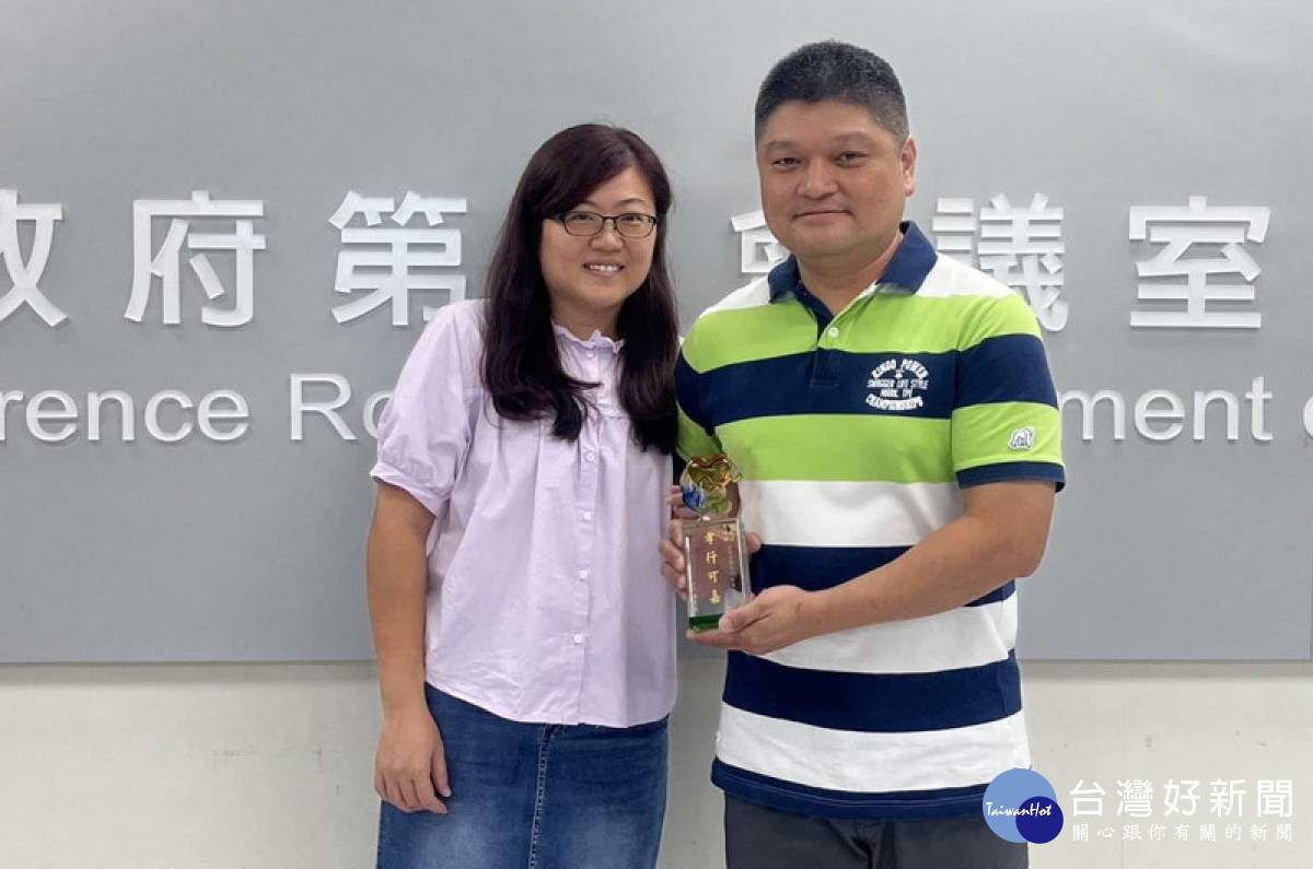 ▲陳建廷與詹慧琳夫妻榮獲高市孝行楷模的殊榮。夫妻倆更同時獲得內政部113年全國孝行楷模的榮譽。