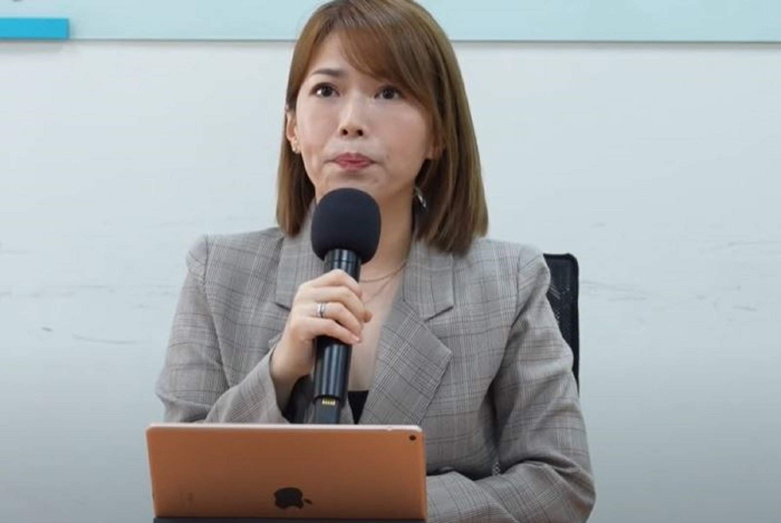針對台中市府顧問蔡壁如稱,友人將柯爸病歷帶給柯文哲看,以及因為時間太晚,自己才沒陪同探視,民眾黨團主任陳智菡(圖)一一澄清。翻攝立院民眾黨團影片