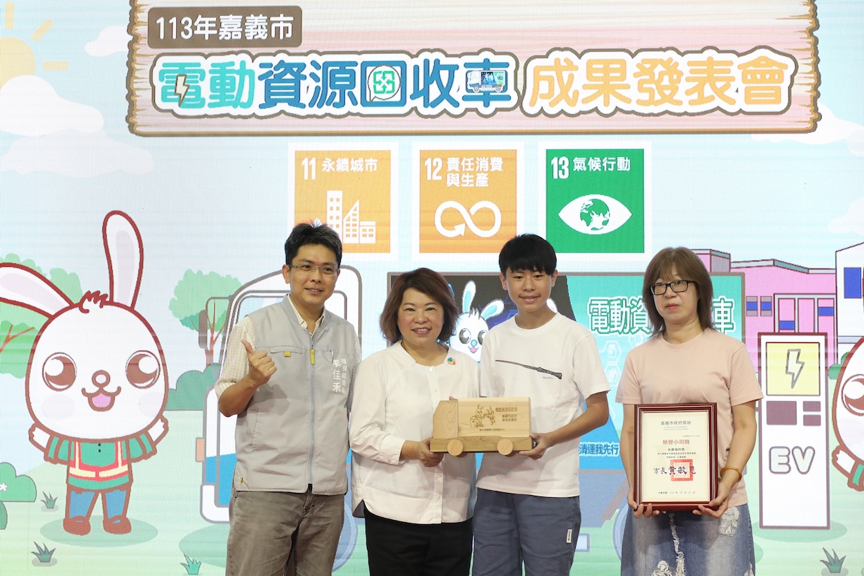 ▲黃敏惠市長致贈感謝狀予愷（右一）愷同學。（圖/嘉義市政府提供）