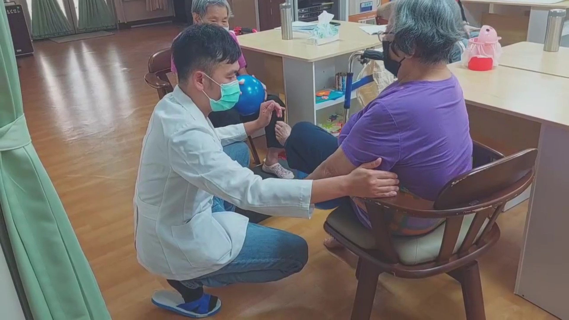 ▲彰化榮家日照中心為長者量身打造復能訓練，透過復能訓練，讓長者不僅能在體能上持續進步，還能擁有一個更有尊嚴。（記者張溎壕攝）