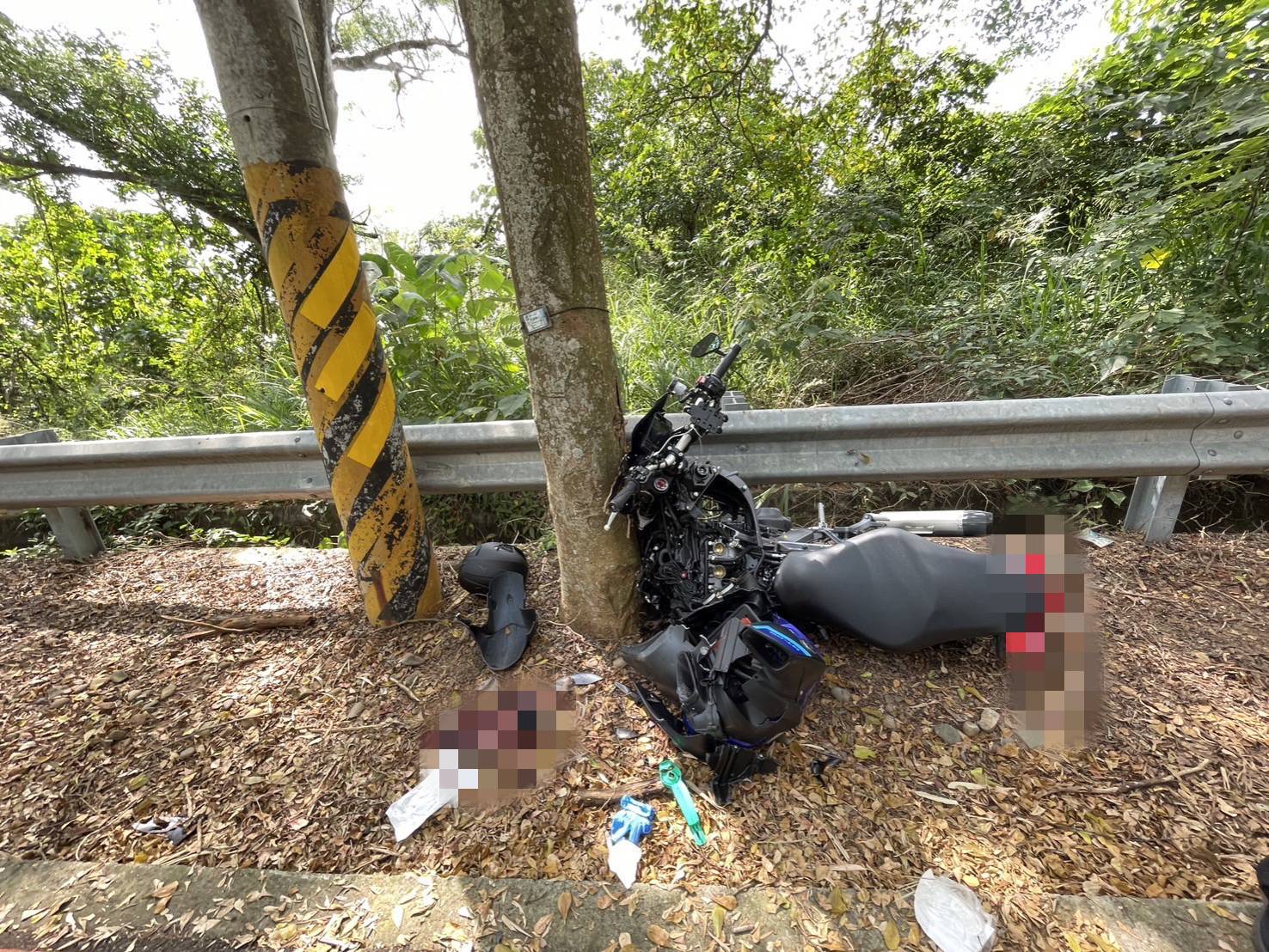 ▲彰139縣道9.5公里處之螢光橋附近，一重型機車疑在轉彎處不慎自摔，撞上路樹，機車車輪噴飛，車頭解體。（民眾提供）