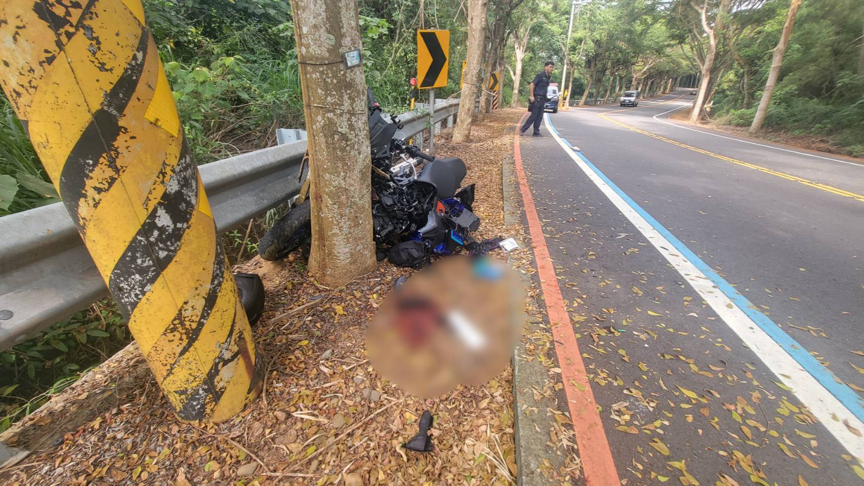 ▲彰139縣道9.5公里處之螢光橋附近，一重型機車疑在轉彎處不慎自摔，撞上路樹，機車車輪噴飛，車頭解體。（民眾提供）
