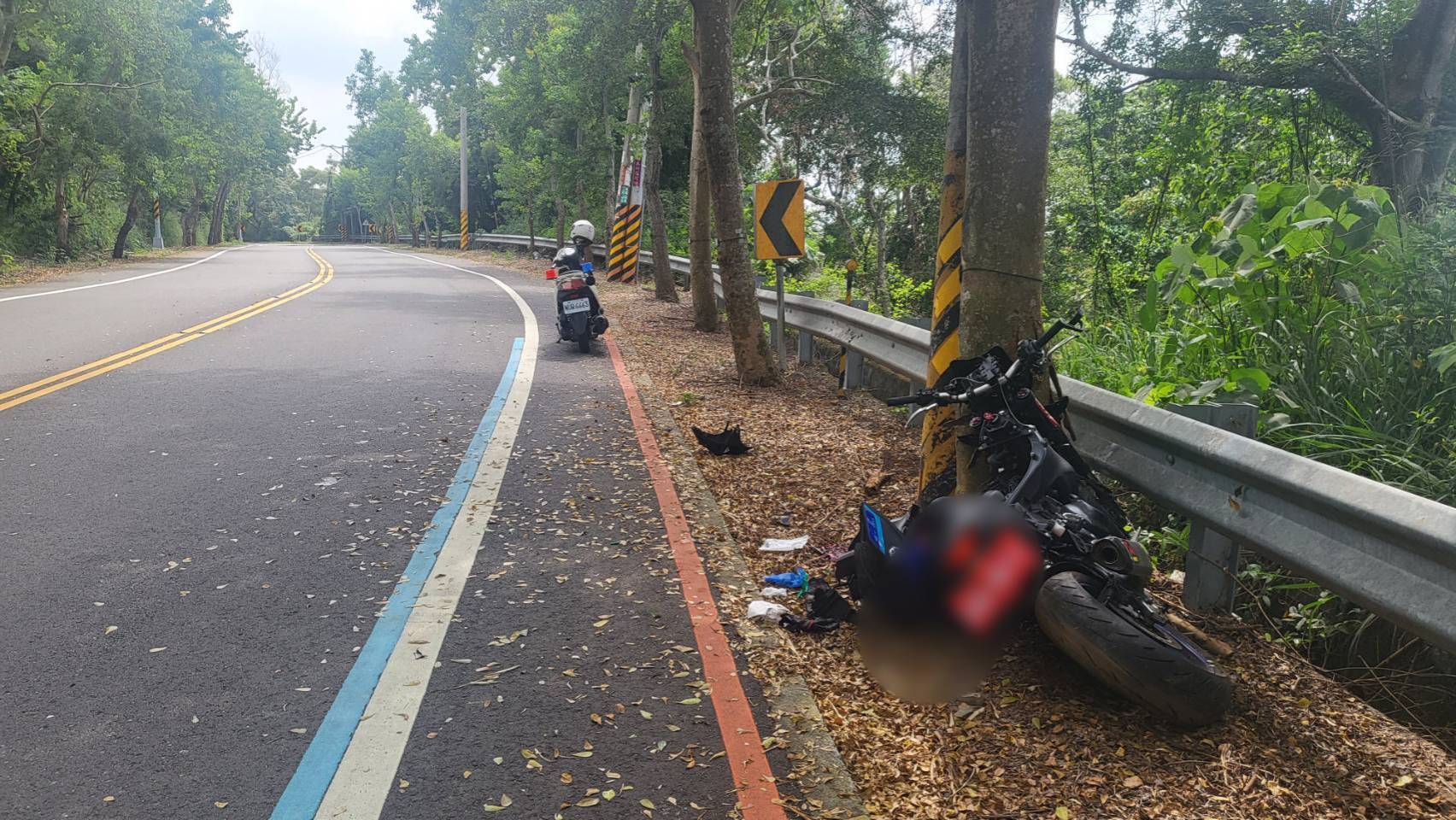 ▲彰139縣道9.5公里處之螢光橋附近，一重型機車疑在轉彎處不慎自摔，撞上路樹，機車車輪噴飛，車頭解體。（民眾提供）