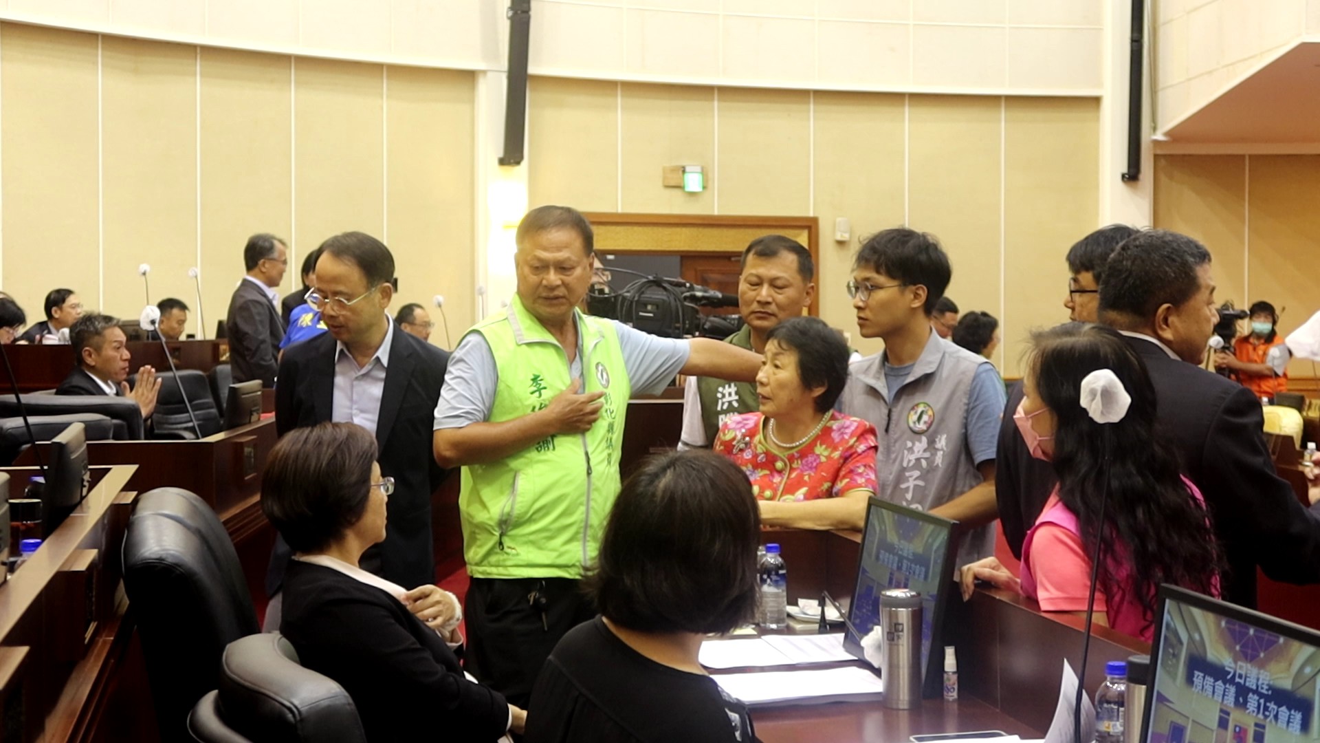 ▲彰化縣議會因縣府「火化場」開發計畫引發爭議，有議員提議變更議程，經協商，專案報告議程仍維持在11月5日。（記者張溎壕攝）