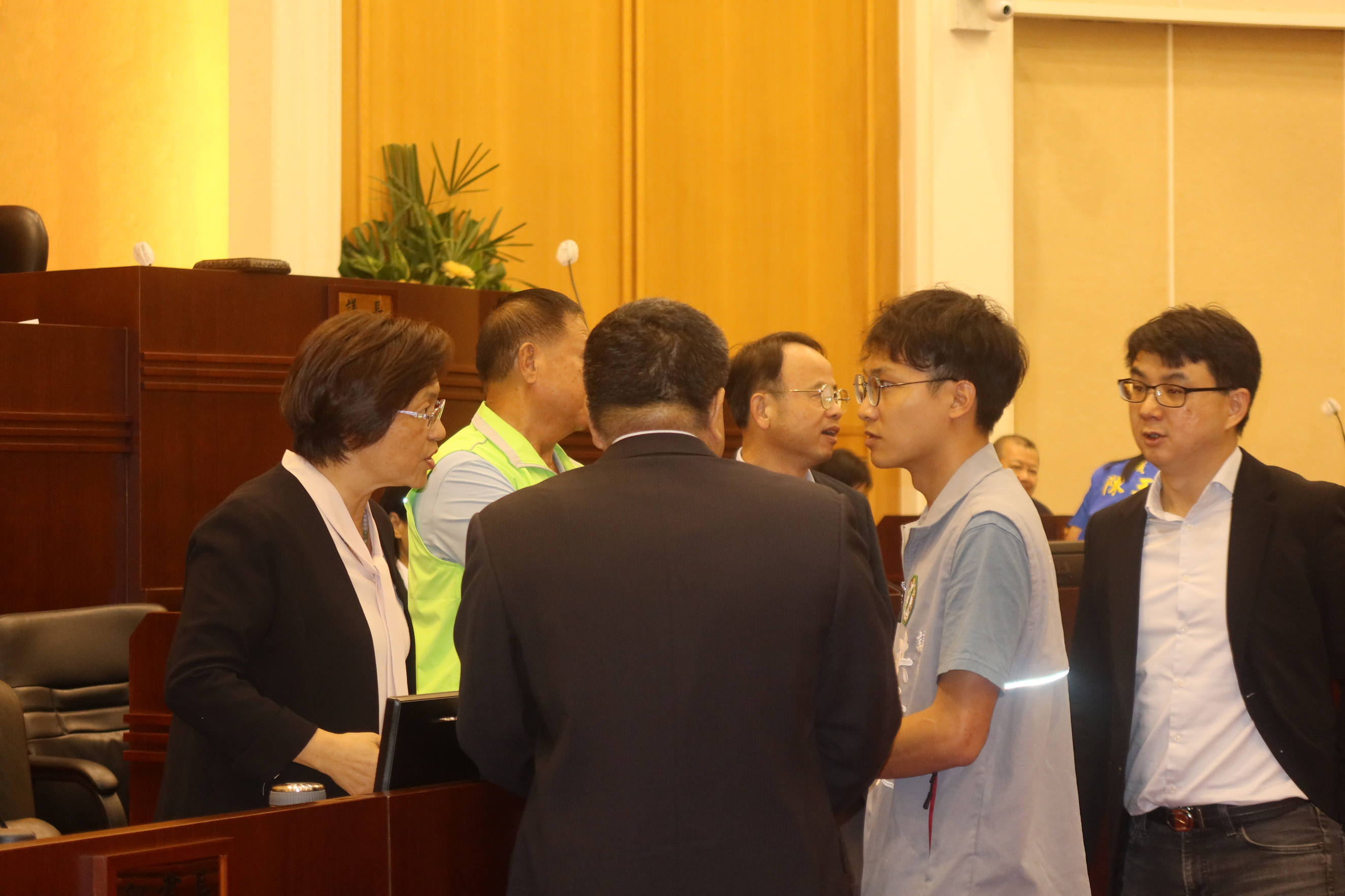 ▲彰化縣議會因縣府「火化場」開發計畫引發爭議，有議員提議變更議程，經協商，專案報告議程仍維持在11月5日。（記者張溎壕攝）